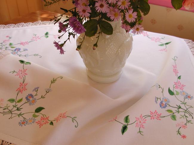 Romantique nappe brodée de larges rinceaux de fleurs et dentelle main