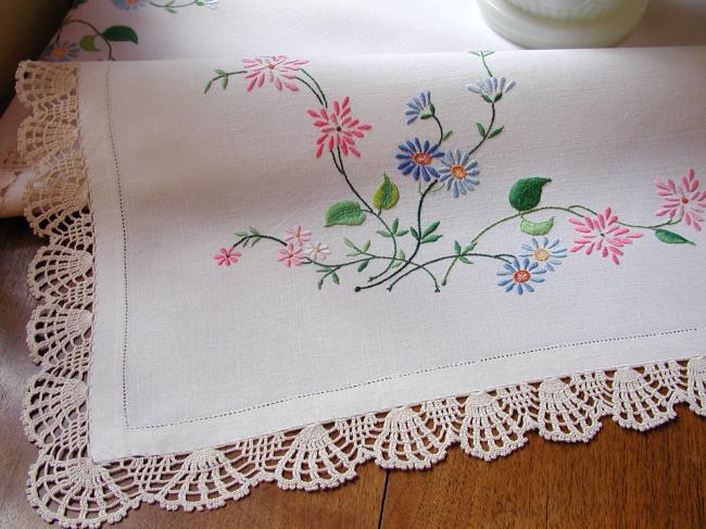 Romantique nappe brodée de larges rinceaux de fleurs et dentelle main