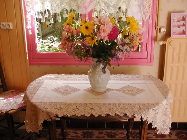 Marvellous table runner with crochet lace, antique floral design 1920