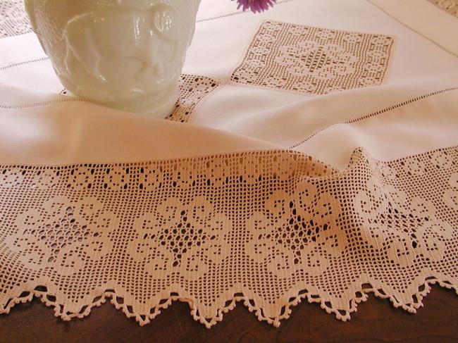 Marvellous table runner with crochet lace, antique floral design 1920