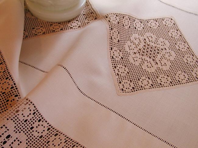 Marvellous table runner with crochet lace, antique floral design 1920