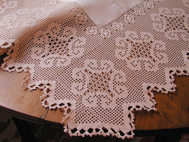Marvellous table runner with crochet lace, antique floral design 1920
