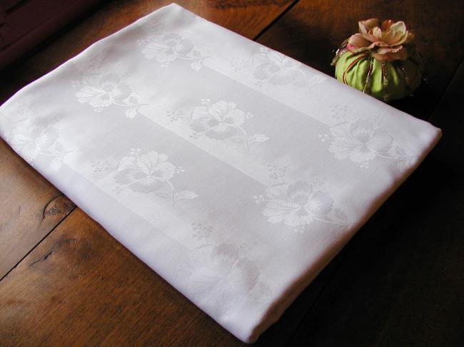 Romantic duvet cover in damask with wild roses pattern