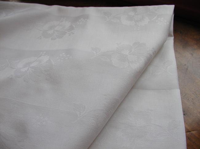 Romantic duvet cover in damask with wild roses pattern