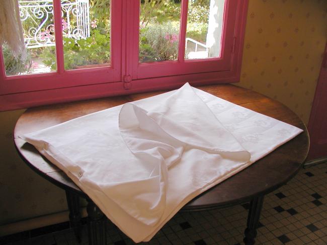Romantic duvet cover in damask with wild roses pattern
