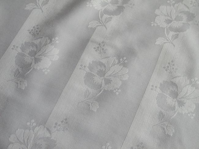 Romantic duvet cover in damask with wild roses pattern