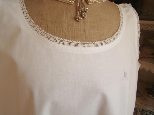 Charmante chemise de nuit en lin avec dentelle et petit monogramme M