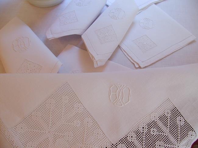 Adorable nappe à thé et ses 6 serviettes en point coupé et monogramme HV