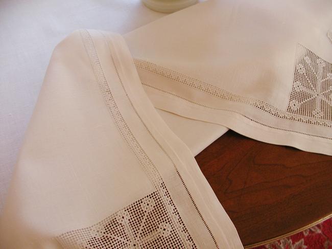 Adorable nappe à thé et ses 6 serviettes en point coupé et monogramme HV