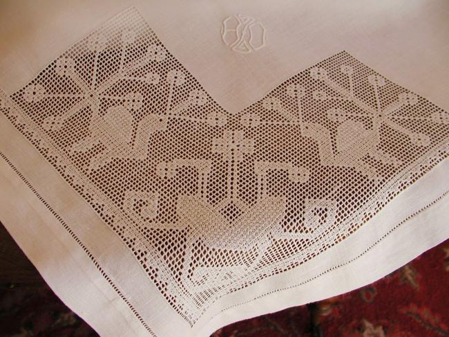 Adorable nappe à thé et ses 6 serviettes en point coupé et monogramme HV