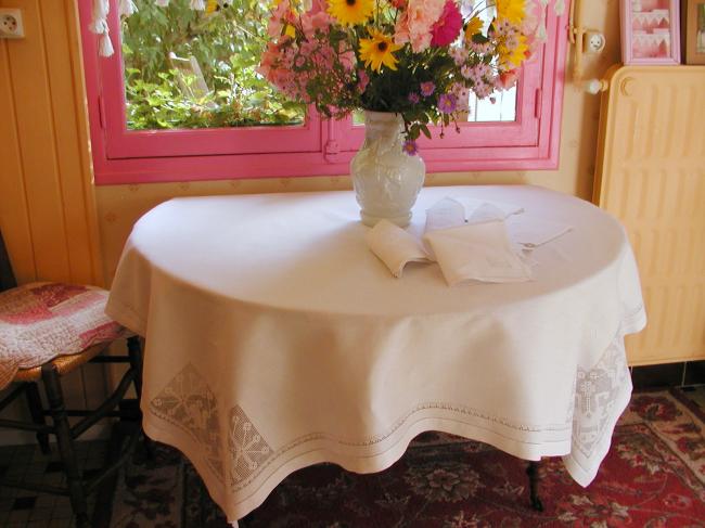 Adorable nappe à thé et ses 6 serviettes en point coupé et monogramme HV