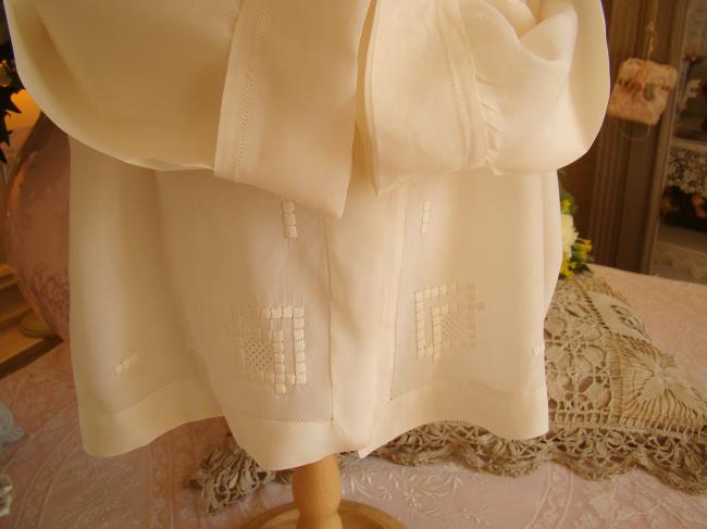 Jolie blouse ou veste de bébé en soie ivoire ajourés à la main 1920-30