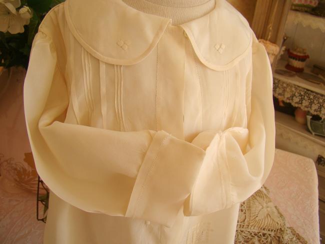 Jolie blouse ou veste de bébé en soie ivoire ajourés à la main 1920-30