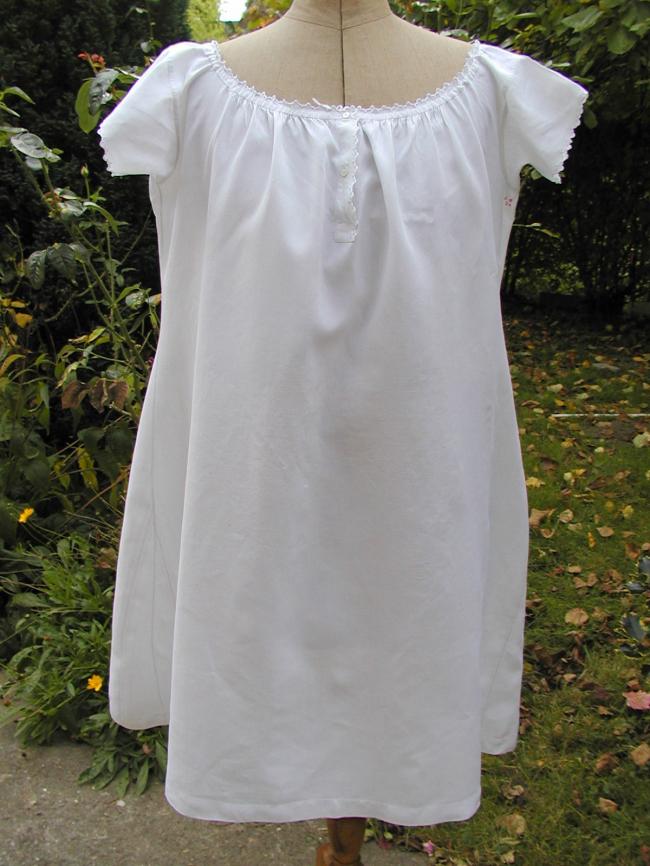 Superb night gown in pure fine linen with hand embroidered edging