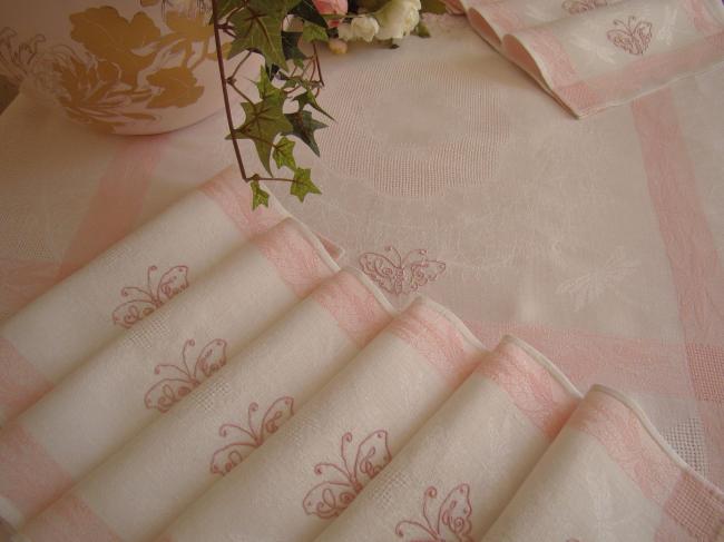 Charmant service en damas de lin, décor de libellules et papillons brodés