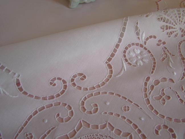 Merveilleuse nappe en batiste, dentelle de filet &  broderie à la Richelieu