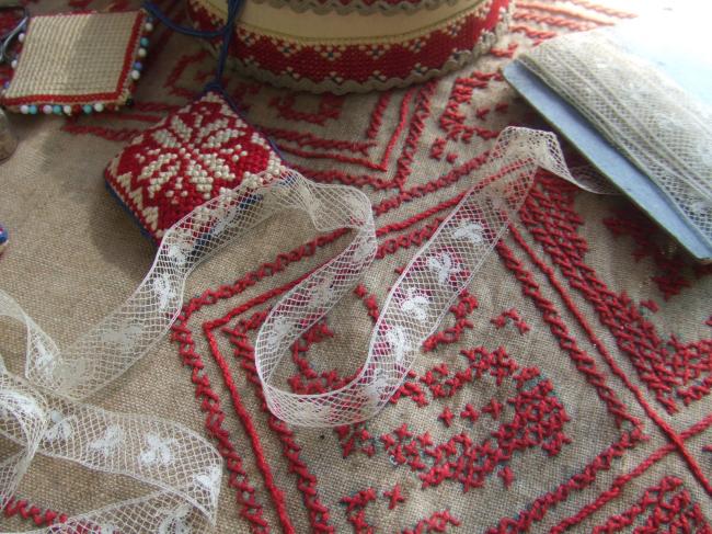 Véritable dentelle de Valenciennes d'entredeux, décor semis de fleurs (fuseaux)