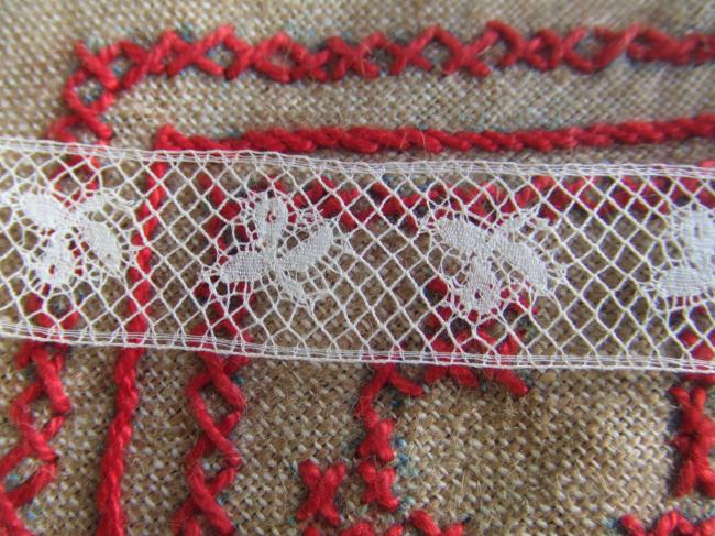 Véritable dentelle de Valenciennes d'entredeux, décor semis de fleurs (fuseaux)