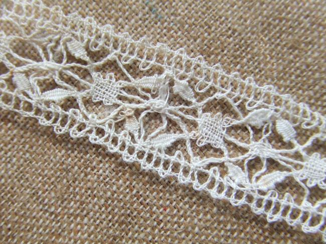 Merveilleuse dentelle Cluny très fine faite aux fuseaux, point d'esprit , 20mm