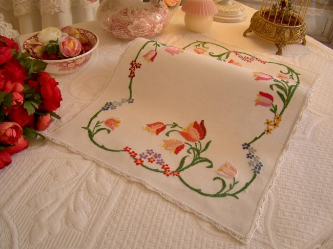 Romantique centre de table brodé de volutes de tulipes
