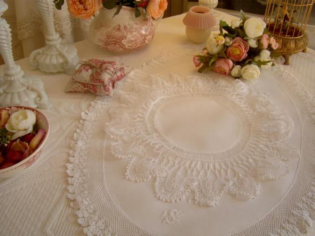 Très beau centre de vase rond avec belle dentelle de macramé 1900