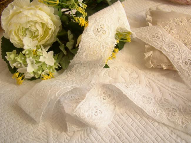 Exceptionnel travail de broderie blanche sur bande de fin linon Epoque1830