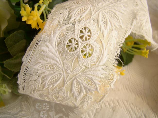 Exceptionnel travail de broderie blanche sur bande de fin linon Epoque1830