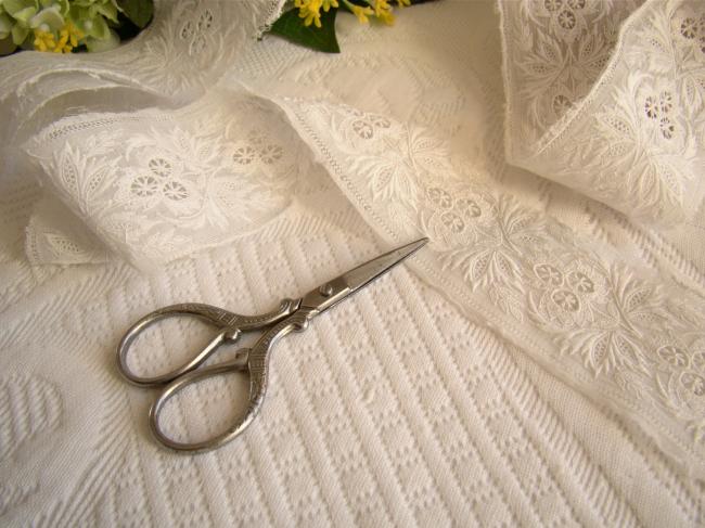 Exceptionnel travail de broderie blanche sur bande de fin linon Epoque1830