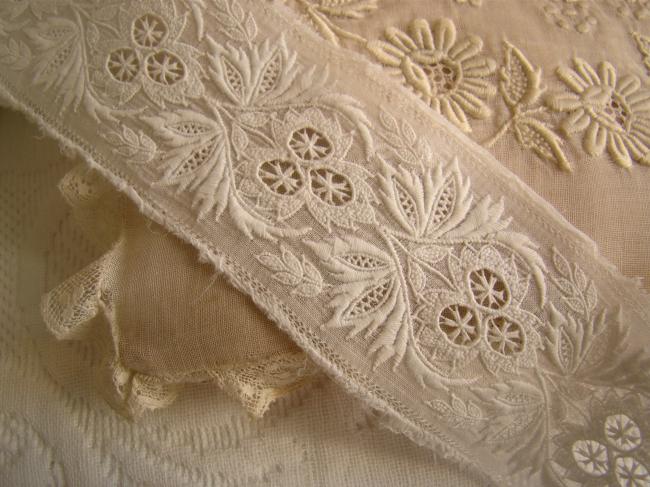 Exceptionnel travail de broderie blanche sur bande de fin linon Epoque1830