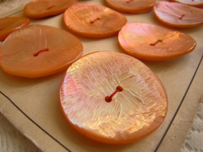 Superbe gros bouton de nacre (burgau) orange irisée de rose & vert, 35mm