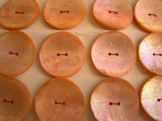 Superbe gros bouton de nacre (burgau) orange irisée de rose & vert, 35mm