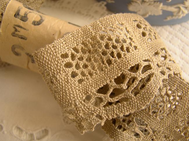 Joli coupon de dentelle mécanique imitation dentelle fuseaux, couleur grège