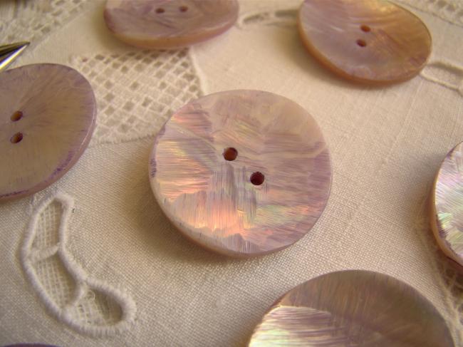 Superbe gros bouton de nacre (burgau) mauve irisée de rose & vert, 26mm