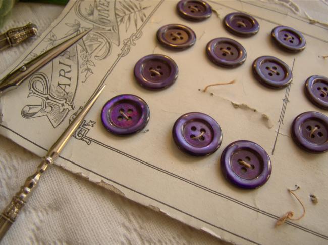 Joli ancien bouton bourelet en nacre (burgau) violet irisé, en 17mm