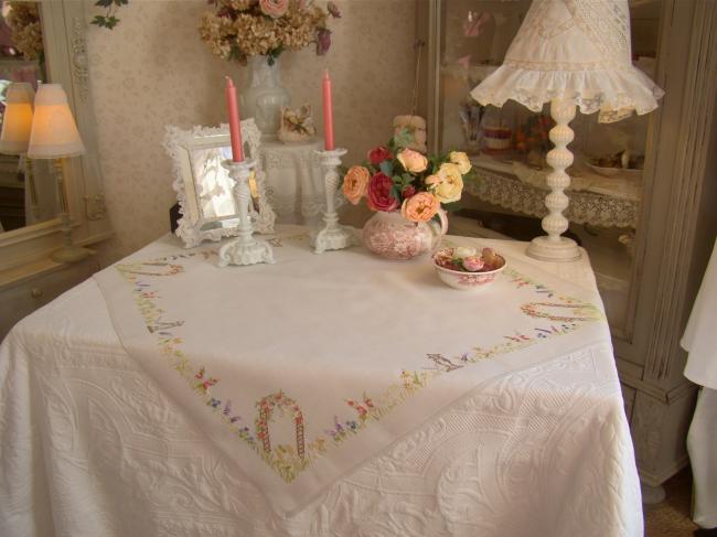 Adorable hand embroidered tablecloth with british garden, so many flowers !