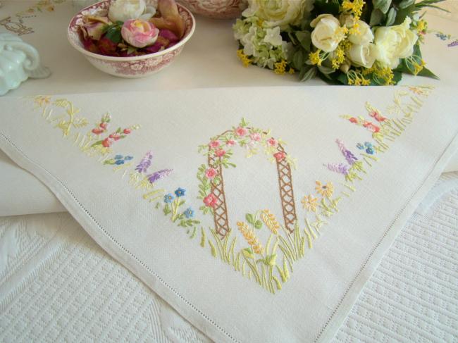 Adorable hand embroidered tablecloth with british garden, so many flowers !