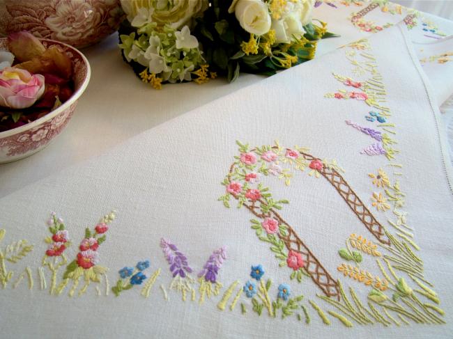 Adorable hand embroidered tablecloth with british garden, so many flowers !