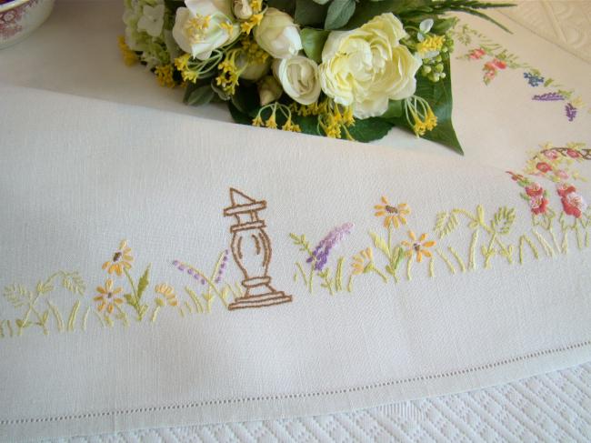 Adorable hand embroidered tablecloth with british garden, so many flowers !