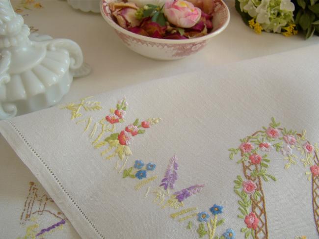 Adorable hand embroidered tablecloth with british garden, so many flowers !