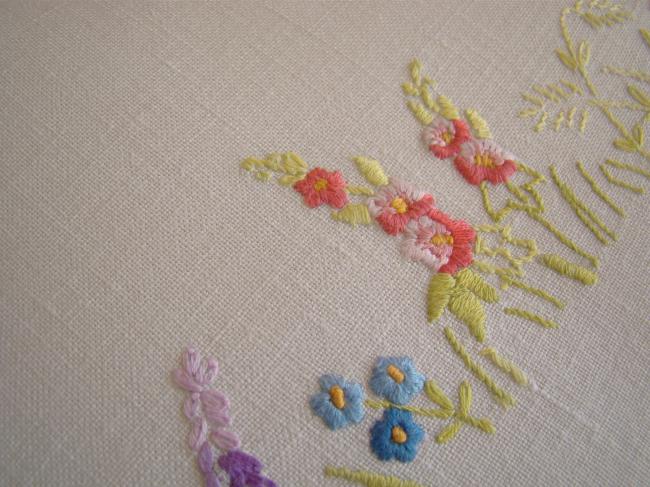 Adorable hand embroidered tablecloth with british garden, so many flowers !