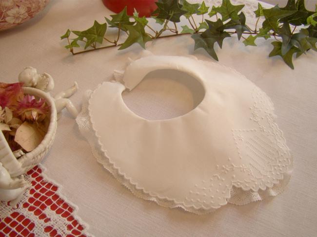 Superbe bavoir de bébé en linon brodé de fleurs, rivières ajourées et dentelle