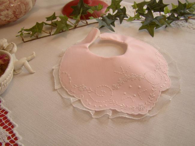 Romantique bavoir de bébé en batiste rose brodé de fleurs ajourées et tulle