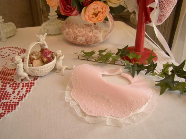 Romantique bavoir de bébé en batiste rose brodé de fleurs ajourées et tulle