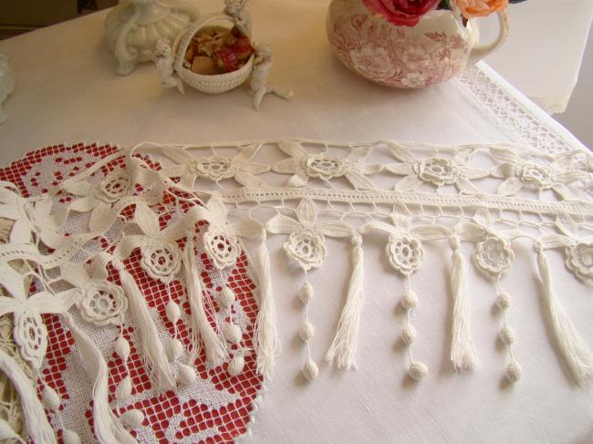 Magnifique ancien bas de rideau en dentelle main, décor fleurs et pompons