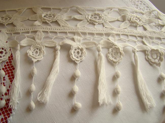 Magnifique ancien bas de rideau en dentelle main, décor fleurs et pompons