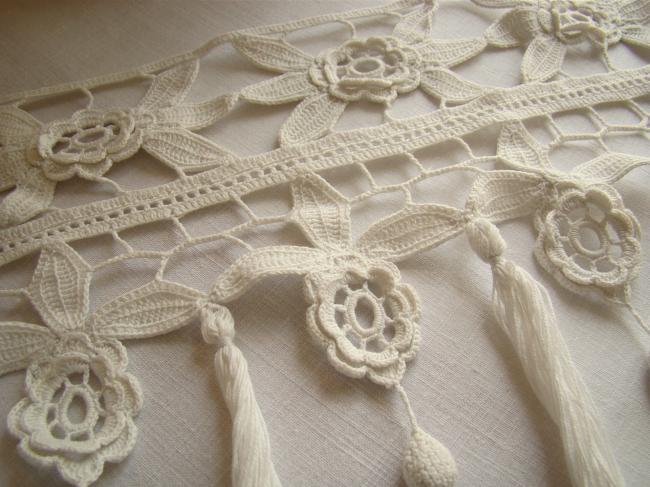 Magnifique ancien bas de rideau en dentelle main, décor fleurs et pompons