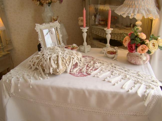 Magnifique ancien bas de rideau en dentelle main, décor fleurs et pompons