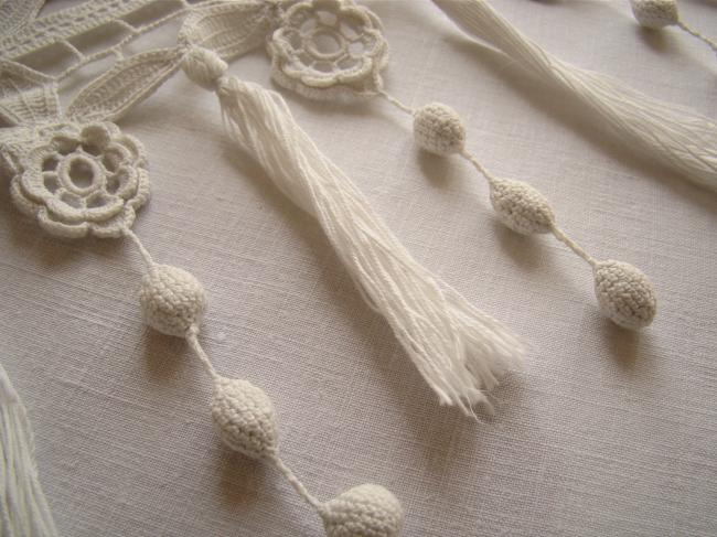 Magnifique ancien bas de rideau en dentelle main, décor fleurs et pompons