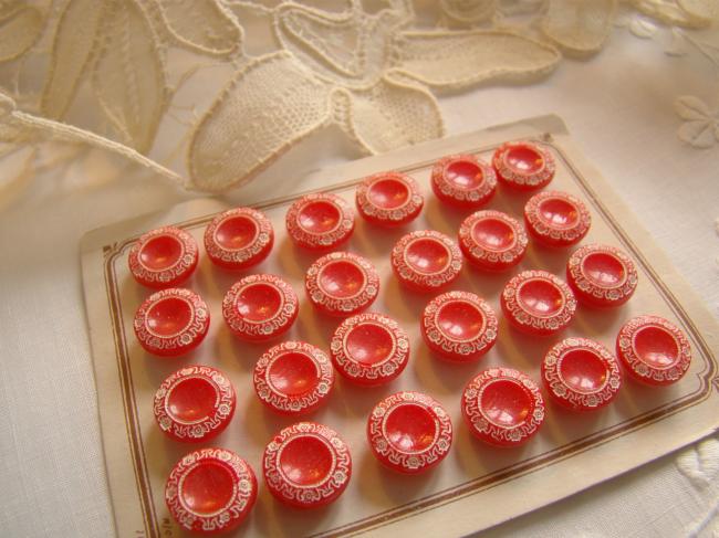 Adorable carte de 24 petits boutons stylisés en verre moulé, rouge et blanc 1930