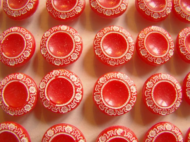 Adorable carte de 24 petits boutons stylisés en verre moulé, rouge et blanc 1930